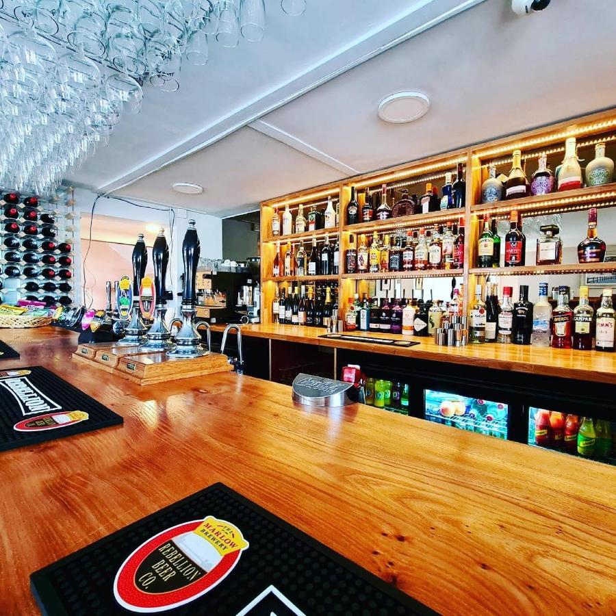 ホテル The Six Bells Beenham エクステリア 写真