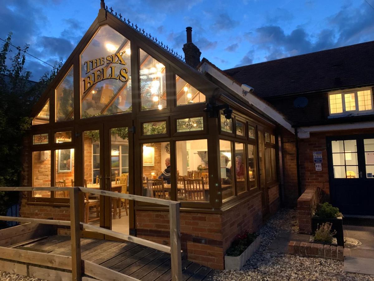 ホテル The Six Bells Beenham エクステリア 写真